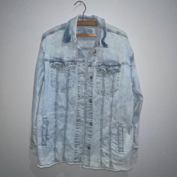 Maurices Oversized Boyfriend Denim Jacket Acid Wash Raw Hem Stretchy Medium - Picture 2 of 8